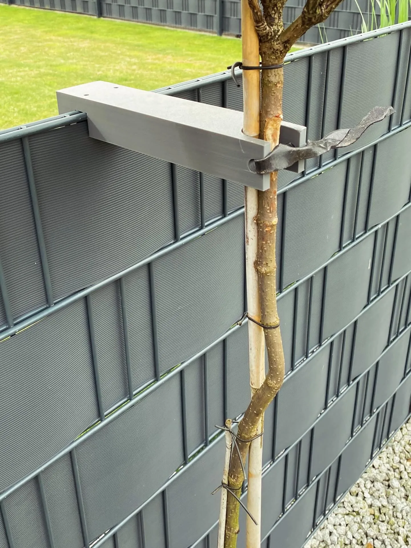 Passgenaue Halterung für den Gartenzaun