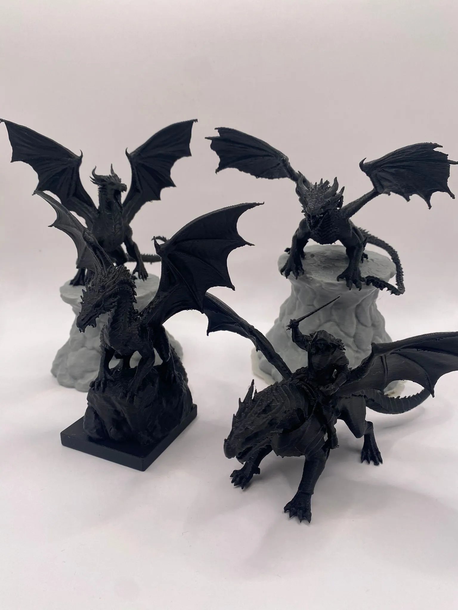 Detailreiche Drachenfiguren